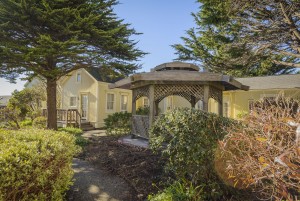 Mendocino Hotel and Garden Suites - Lush Landscaping