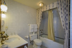 Mendocino Hotel and Garden Suites - Guest Bathroom